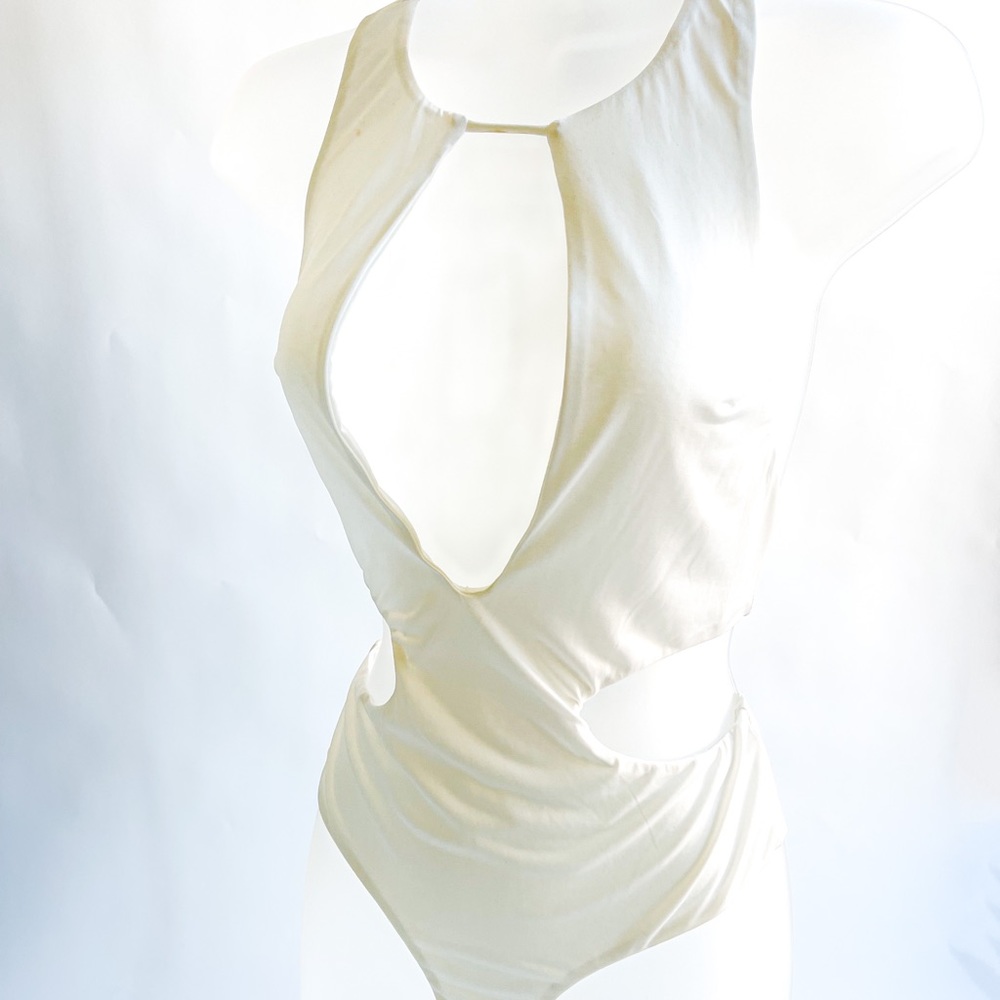 Whit cutout bodysuit